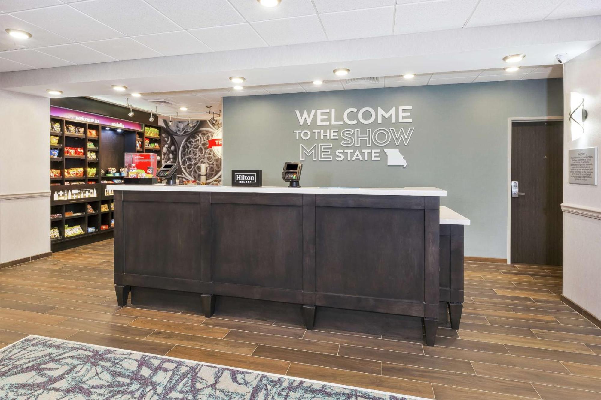 Hampton Inn Седалия Экстерьер фото